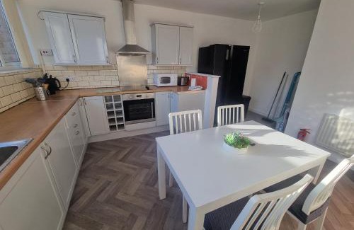 Shirley House | South Birmingham homestay - near HS2, Solihull, NEC & BHX