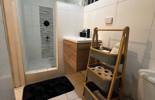 Below Rock Apartment | South Coast Vibes – Charming 2 Bedroom, 1 Bathroom Self-Contained Apartment