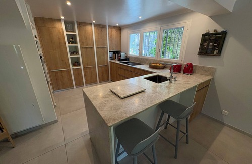 Sud House | South-facing Aix en Provence house, shady enclosed garden, swimming pool, view, very quiet.