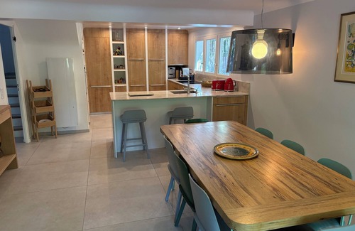 Sud House | South-facing Aix en Provence house, shady enclosed garden, swimming pool, view, very quiet.