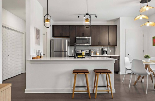 Galindo Condo | South Lamar Condo | Sauna, Cold Plunge, Pickleball