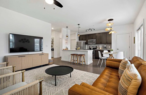 Galindo Condo | South Lamar Condo | Sauna, Cold Plunge, Pickleball