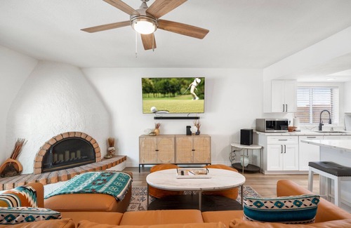 Desert Foothills Estates House | South Mountain-FREE HEATED Pool & Hot Tub Walk to trails & park.