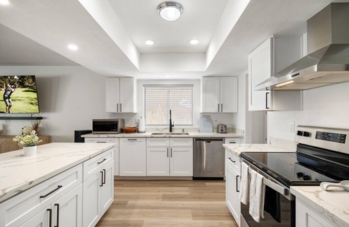 Desert Foothills Estates House | South Mountain-FREE HEATED Pool & Hot Tub Walk to trails & park.