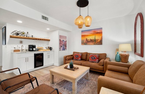 Desert Foothills Estates House | South Mountain-FREE HEATED Pool & Hot Tub Walk to trails & park.