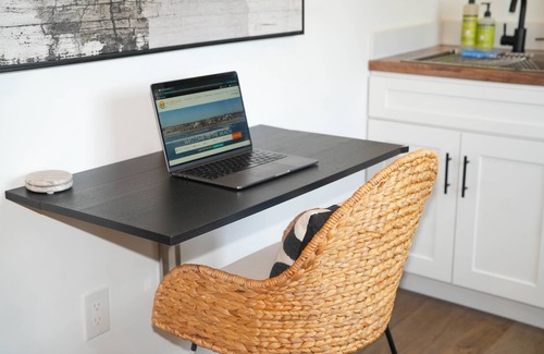 South Oceanside Hotel | South O Bungalow 9 - Deluxe Work and Stay Queen Studio + Patio