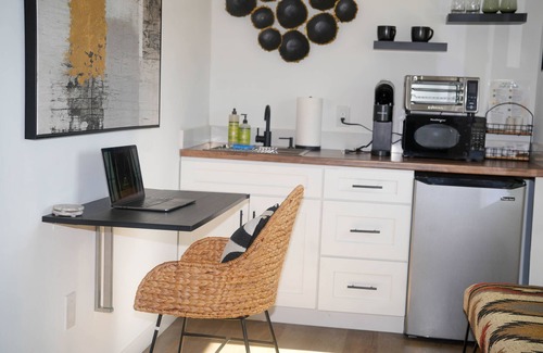 South Oceanside Hotel | South O Bungalow 9 - Deluxe Work and Stay Queen Studio + Patio