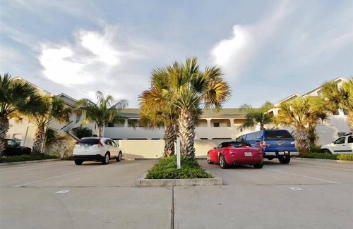 South Padre Island Apartment | South Padre Island Condo w/Pool Access & Balcony!