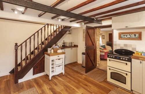 Honiton House | SOUTHCOTT FARM COTTAGE, pet friendly, with hot tub in Sheldon
