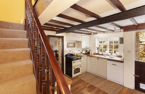 Honiton House | SOUTHCOTT FARM COTTAGE, pet friendly, with hot tub in Sheldon