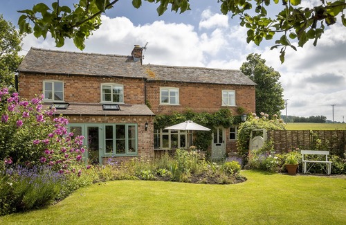 Bredons Norton Cottage | Southcroft Cottage is ideally located in the peaceful village of Bredon's Norton at the foot of Bred