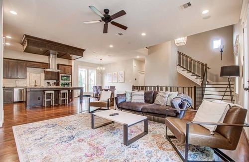 Hyde Park House | Southern Charm Meets Easy Convenience, 5 mins to DT