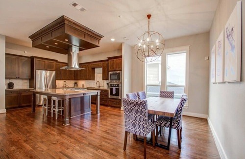 Hyde Park House | Southern Charm Meets Easy Convenience, 5 mins to DT
