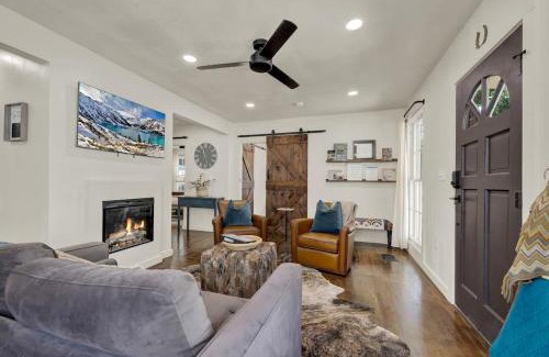 Fredericksburg House | Southern Charm - Near Main With Hot Tub
