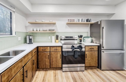 Jacksonville House | Southern Moonlight - 2BR/2.5BA Suite with Balcony