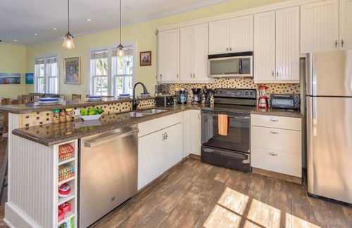Uptown - Upper Duval House | *SOUTHERNMOST HOSPITALITY VII* 7BR/7BA & Pool + LAST KEY SERVICES.