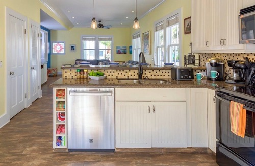 Uptown - Upper Duval House | *SOUTHERNMOST HOSPITALITY V* 5BR/5BA & Pool + LAST KEY SERVICES.