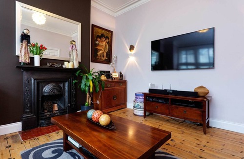 Southfields House | Southfields Hideaway, by Veeve