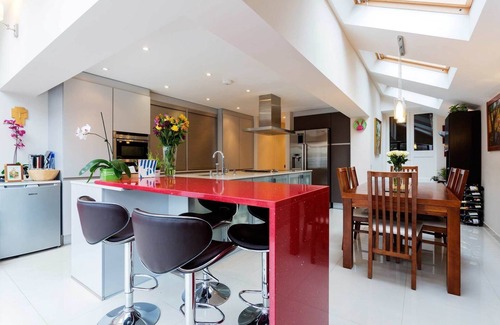 Southfields House | Southfields Hideaway, by Veeve
