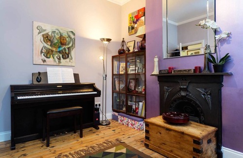 Southfields House | Southfields Hideaway, by Veeve
