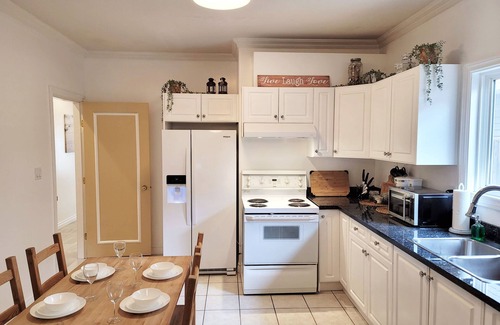 Richmond House | Southridge - Clean & cozy 2 king beds suite close to HWY & YVR