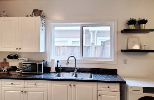 Richmond House | Southridge - Clean & cozy 2 king beds suite close to HWY & YVR
