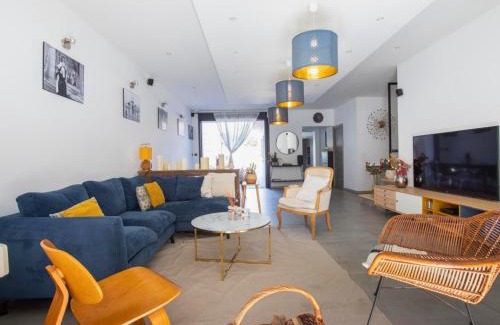 Sorgues Villa | Spéciale Halloween - Idéal Familles & Groupes - 15min Parc Spirou - Nocturnes les 25, 30, 31 octobre et le 1er novembre - 10min Avignon - 5min Gare - Grand jardin clos - Parking gratuit - Au calme - Maison haut de gamme