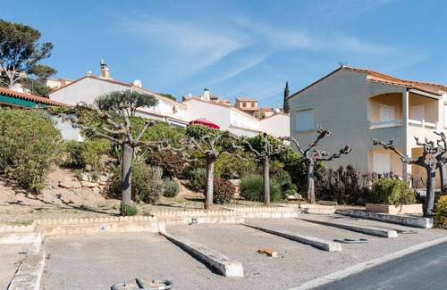 Saint-Pierre-la-Mer House | SP25-Cosy air-conditioned family house with WIFI access included and sea view