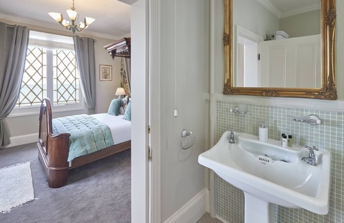 Scarborough City Centre Ski Chalet | Spa Chalet Stunning Sea Views. Pool Sauna Gym with "The finest views in England"