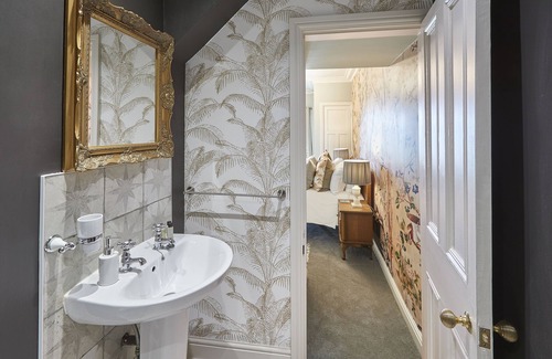 Scarborough City Centre Ski Chalet | Spa Chalet Stunning Sea Views. Pool Sauna Gym with "The finest views in England"