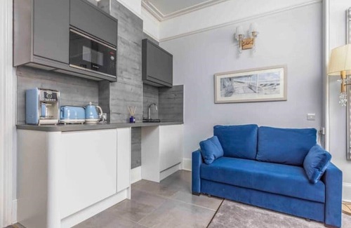 Portsmouth House | Spa getaway by Sea sleeps 20