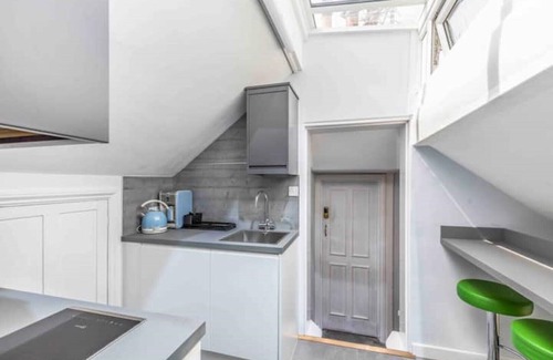 Portsmouth House | Spa getaway by Sea sleeps 20