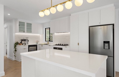 Belmont Apartment | Spa Haus- 2 King Bedrooms, Private Spa, Pets welcome