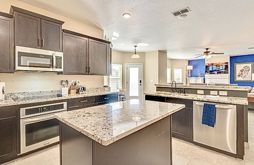 Frisco House | Spa & Pool + Stay in Harry Potter Theme Home