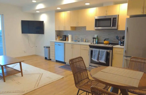 Capitol Hill Condo | Space Needle and Mountain View. Top-Floor Condo