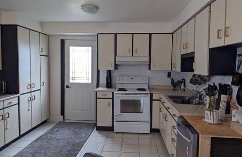 Bradford House | Spacious 3 Bedroom Home and Yard. Great for entertaining large groups