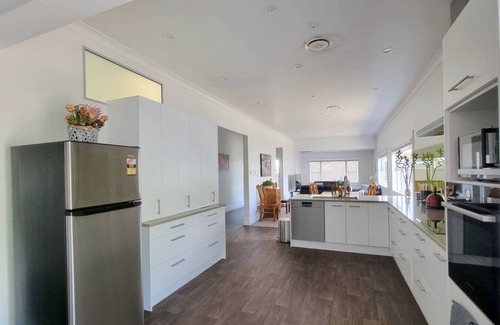 Remuera Apartment | Spacious Remuera Bungalow with Parking and Aircon