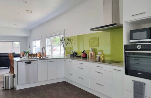 Remuera Apartment | Spacious Remuera Bungalow with Parking and Aircon