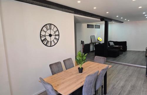 Foix Apartment | Spacieux logement 120m2 centre ville Foix -3 chambres-2SDB-2wc-Parking gratuit à 1 Minute