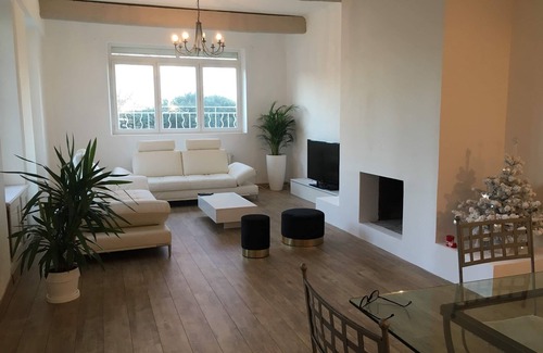 Villeneuve-les-Avignon House | Spacious house of character with pool and views of the Palace of the Popes.