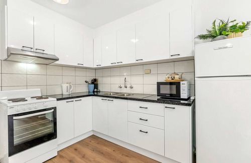Glenroy Apartment | Spacious 1-Bedroom Apartment with Car Space