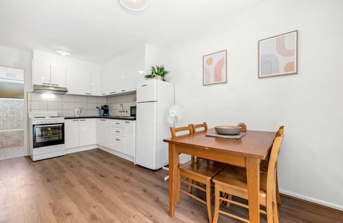 Glenroy Apartment | Spacious 1-Bedroom Apartment with Car Space