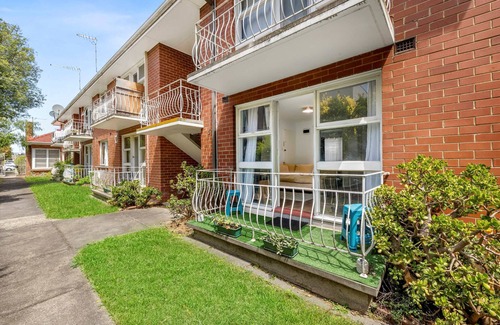 Glenroy Apartment | Spacious 1-Bedroom Apartment with Car Space