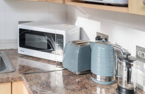 Crawley Apartment | Spacious 1 Bedroom Apartment w/Parking in Crawley