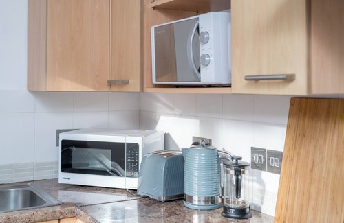 Crawley Apartment | Spacious 1 Bedroom Apartment w/Parking in Crawley