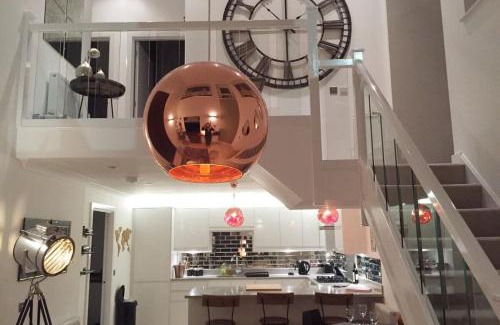 Shadwell Apartment | Spacious 1 Bedroom Split Level Old Pub Conversion Tower Bridge