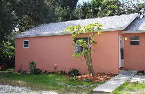 Laurel Apartment | Spacious 1 Bedroom with Screened Lanai, 1 mile from Nokomis Beach!