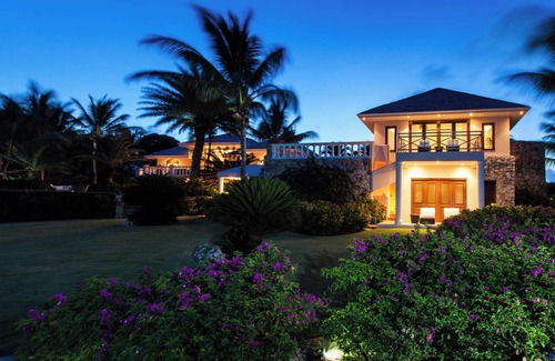 South Hill Villa | Spacious 10-bedroom villa in lovely George Hill with WiFi, AC