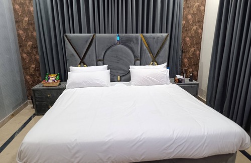 Islamabad Hotel | Spacious 10-bedroom hotel in brilliant Islamabad with WiFi, AC