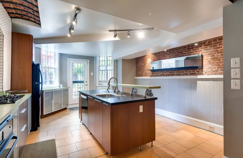 Reservoir Hill Apartment | Spacious 1890s Brownstone: Walk to Druid Hill Park